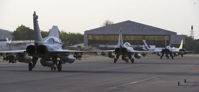 Máy bay chiến đấu của Pháp ở N'Djamena, Chad sau khi thực hiện các phi vụ tấn công ở Mali
